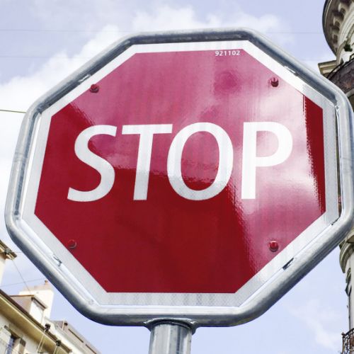 Panneau de signalisation STOP à Genève