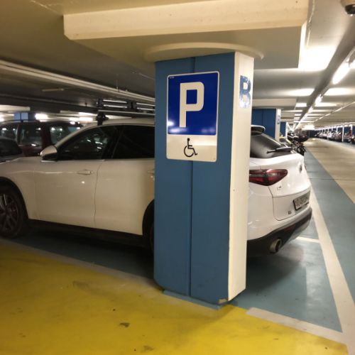 Panneau d'indication de parking pour personnes à mobilité réduite