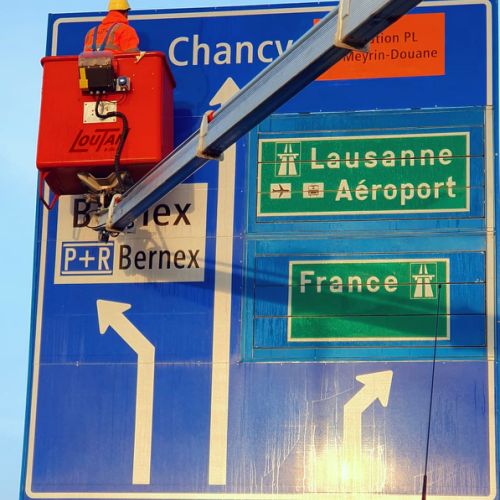 Pose de panneaux de circulation par nos équipes Loutan